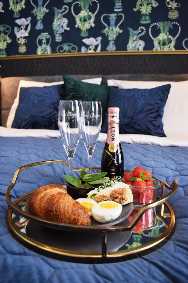 Brasss Hotel Suites Haarlem Exterior foto Champagne Moët