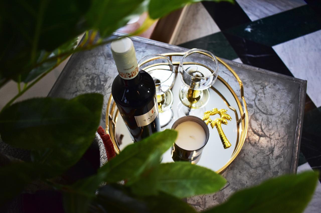 Brasss Hotel Suites Haarlem Exterior foto A bottle of wine and a candle