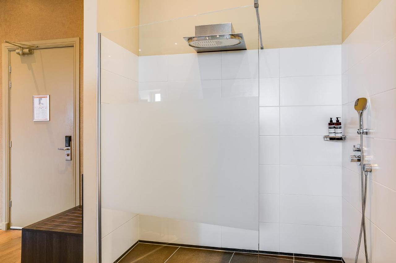 Brasss Hotel Suites Haarlem Exterior foto A walk-in shower