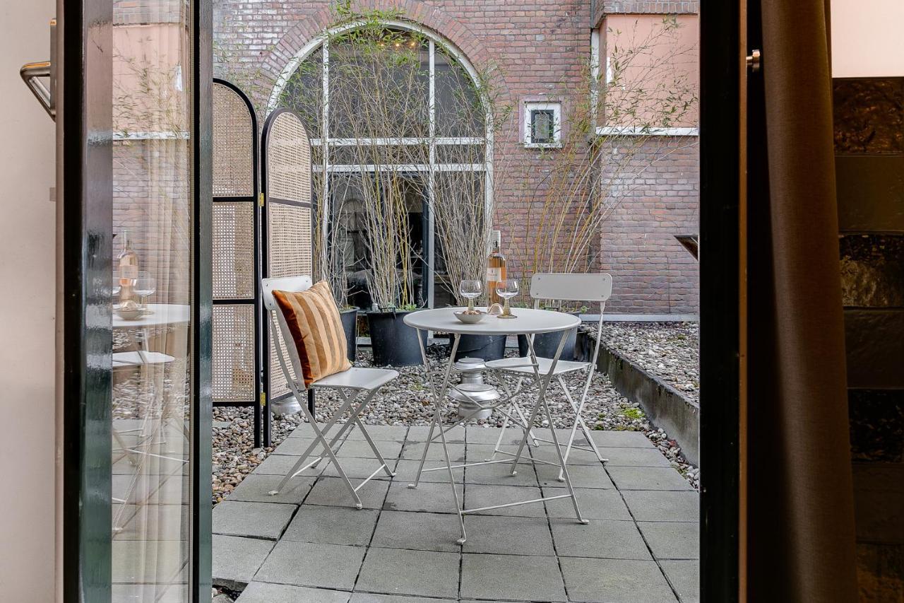 Brasss Hotel Suites Haarlem Exterior foto The courtyard of the museum