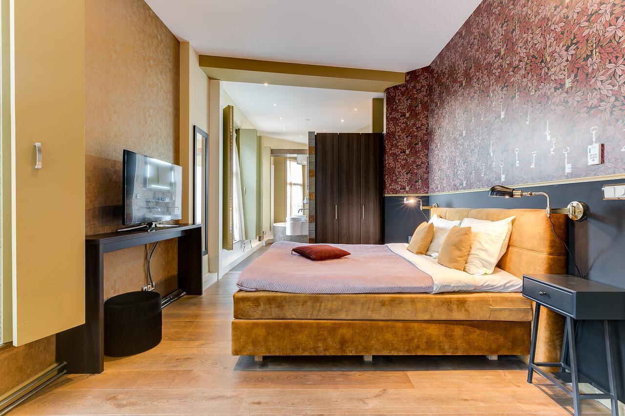 Brasss Hotel Suites Haarlem Exterior foto A bedroom at the hotel