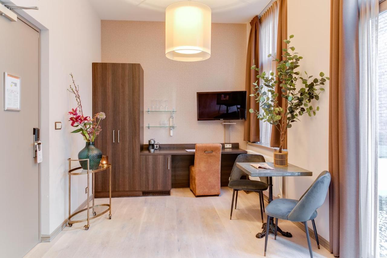 Brasss Hotel Suites Haarlem Exterior foto A typical studio apartment