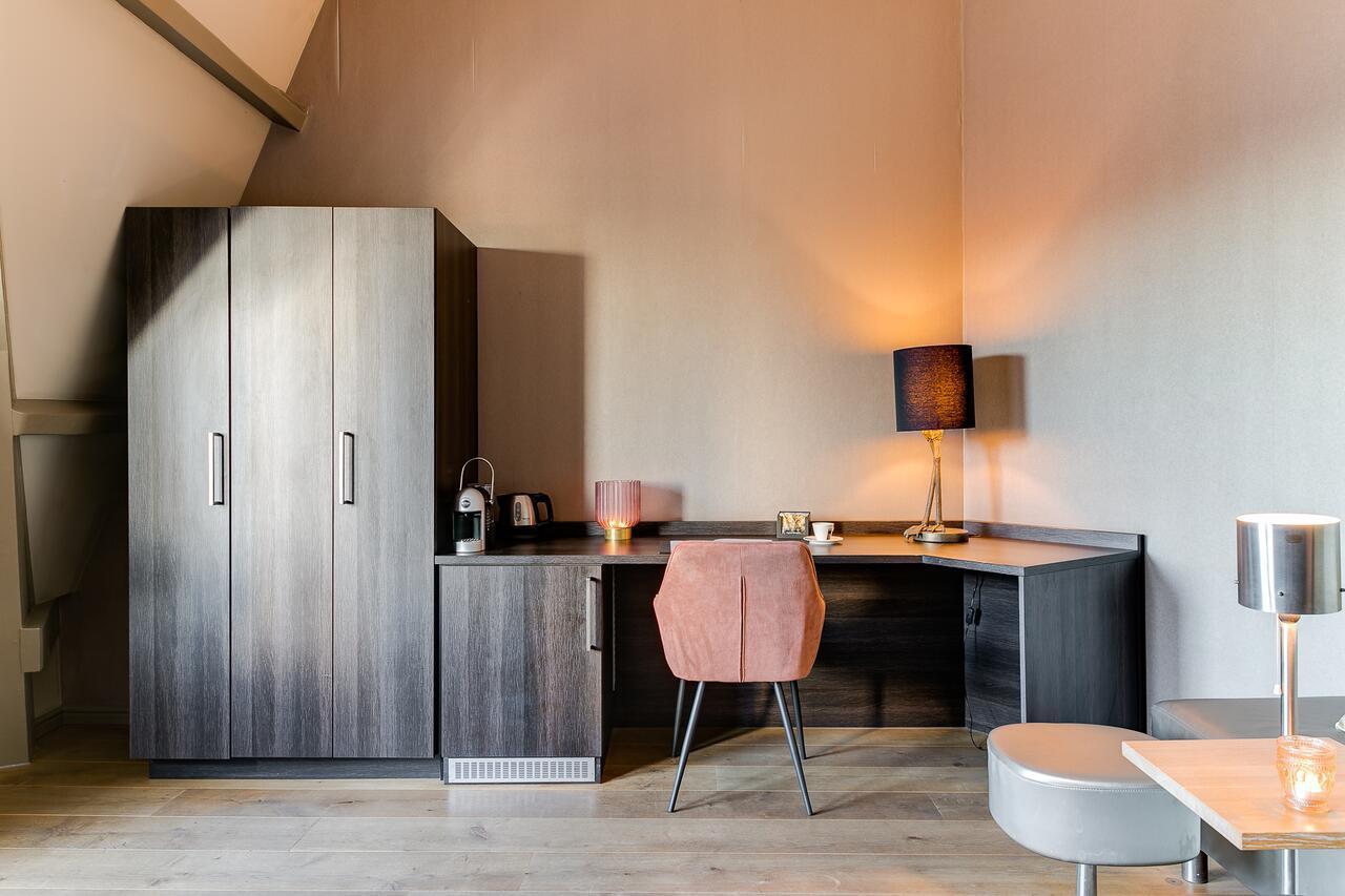 Brasss Hotel Suites Haarlem Exterior foto A typical studio apartment