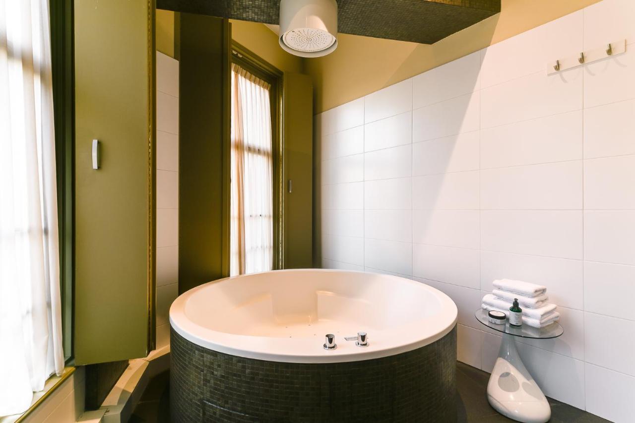 Brasss Hotel Suites Haarlem Exterior foto A modern freestanding bathtub